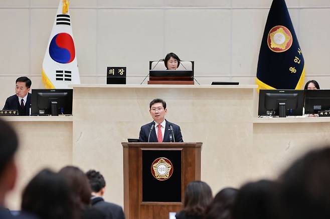 이상일 용인특례시장이 18일 용인특례시의회에서 시정연설을 하고 있다. ⓒ용인시 제공