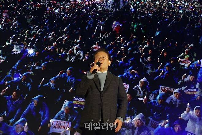 이재명 더불어민주당 대표가 16일 오후 서울 종로구 세종로 일대에서 열린 '김건희 윤석열 국정농단 규탄-특검 촉구 제3차 국민행동의 날' 집회에서 발언을 하고 있다. ⓒ데일리안 홍금표 기자