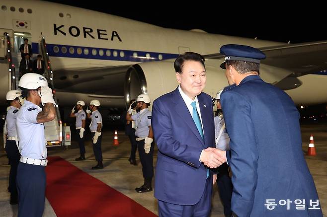 주요 20개국(G20) 정상회의에 참석하는 윤석열 대통령이 17일(현지시간) 브라질 리우데자네이루 갈레앙 공군기지에 도착해 영접 인사들과 악수하고 있다. 송은석 기자 silverstone@donga.com