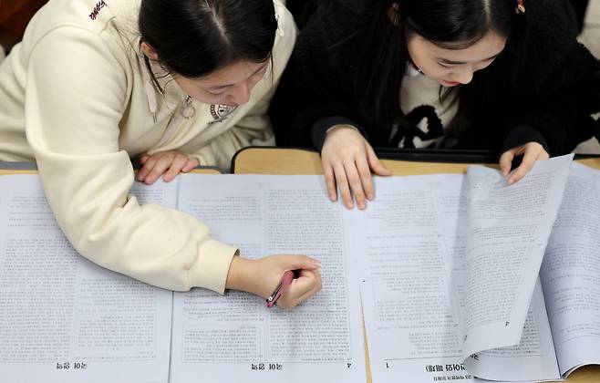 15일 대구 수성구 정화여자고등학교 3학년 교실에서 수험생들이 전날 치른 2025학년도 대학수학능력시험 가채점을 하고 있다. 2024.11.15. [대구=뉴시스]