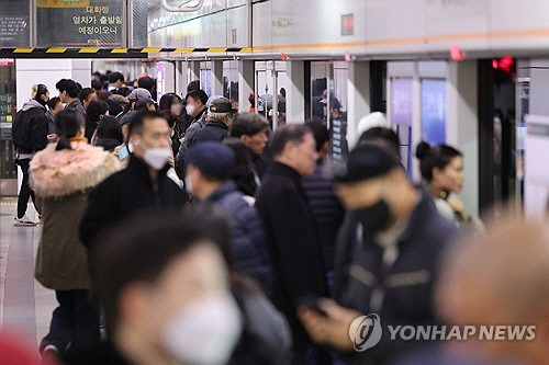 서울교통공사 노동조합의 2차 총파업 예고일을 하루 앞둔 21일 서울 지하철 3호선 종로3가역에서 승객들이 이동하고 있다. 이날 오후 4시 서울교통공사 노사는 본교섭을 재개한다.  [연합뉴스]