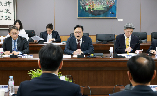 김병환(가운데) 금융위원장이 18일 오전 서울 종로구 정부서울청사에서 개최한 '증시상황 점검회의'에서 발언하고 있다. [금융위원회 제공]