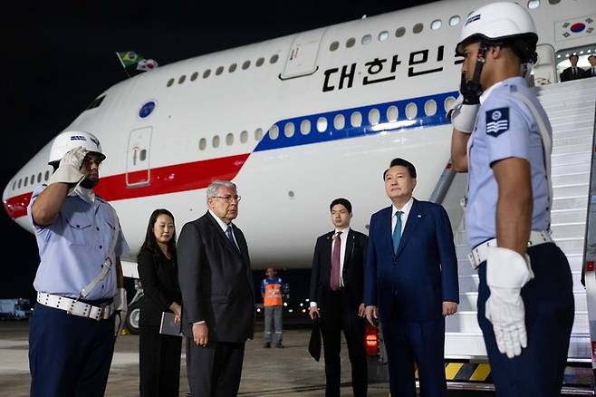 윤석열 대통령, G20 정상회의 공식 일정 시작 - 19차 주요 20개국(G20) 정상회의에 참석하는 윤석열 대통령이 17일(현지시간) 브라질 리우데자네이루 갈레앙 공군기지에 도착해 도열병의 거수 경례를 받고 있다. 연합뉴스