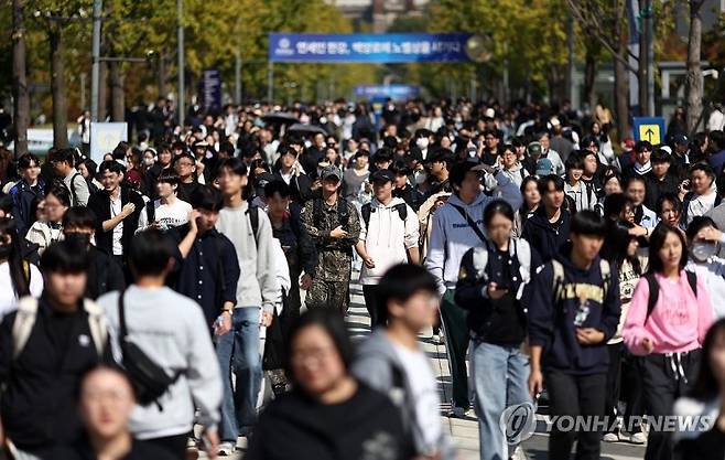 연세대학교가 '문제유출' 논란을 빚은 2025학년 수시모집 논술시험의 가처분 결정에 대해 재시험 여부를 결정지을 본안 판결에 맞춰 대안을 마련하겠다고 밝혔다. 지난 10월 12일 연세대 2025학년도 수시모집 논술시험을 마친 수험생들이 고사장을 나서고 있다. 연합뉴스.