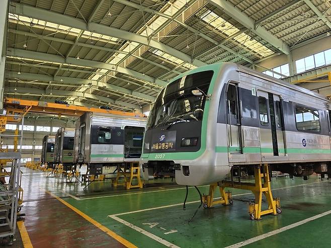 서울 성동구 서울교통공사 군자차량기지에서 전동차가 정비를 기다리고 있다. 연합뉴스