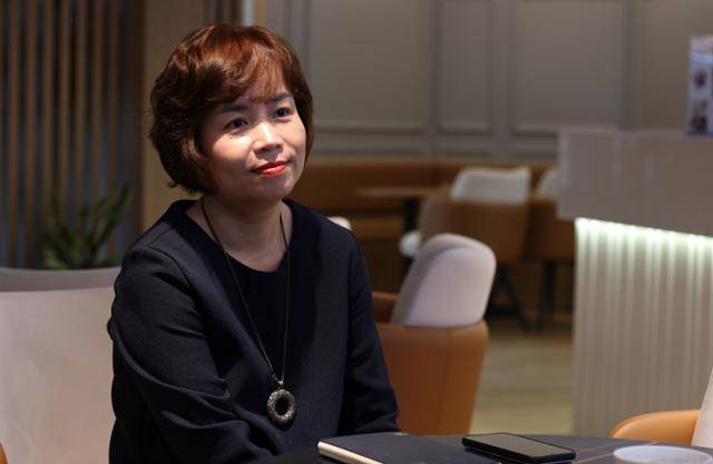 한국 소설가 한강의 작품 '채식주의자'를 베트남어로 번역해 해외에 처음으로 알린 황하이번 번역가가 지난 5일 하노이에서 작품의 의미와 베트남 내 인기 배경에 대해 설명하고 있다. 하노이=허경주 특파원