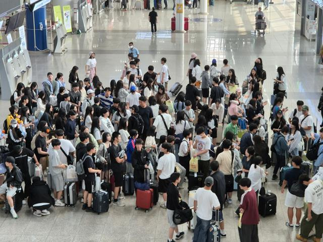 지난여름 청주공항 여객터미널이 여행객들로 붐비고 있는 모습. 청주공항은 매년 이용객 최다 기록을 갈아치우고 있지만, 민항기 전용 활주로 미비 등 시설 부족으로 고공비행을 이어가기에 한계가 있다는 지적이 많다. 한국일보 자료사진