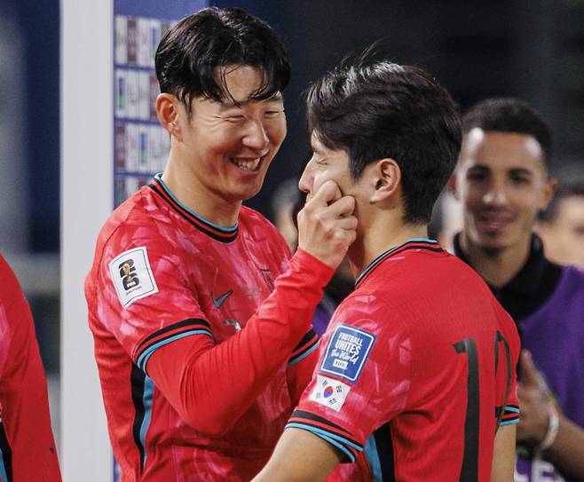 <yonhap photo-1534=""> 손흥민과 이강인의 승리 자축법은? (쿠웨이트시티=연합뉴스) 황광모 기자 = 14일 오후(현지시간) 쿠웨이트 자베르 알 아흐메드 국제 경기장에서 열린 2026 북중미 월드컵 아시아지역 3차 예선 B조 5차전 한국과 쿠웨이트의 경기. 한국 축구대표팀의 손흥민이 경기를 마친 이강인의 볼을 살짝 꼬집고 있다. 2024.11.15 hkmpooh@yna.co.kr/2024-11-15 06:20:18/ <저작권자 ⓒ 1980-2024 ㈜연합뉴스. 무단 전재 재배포 금지, AI 학습 및 활용 금지></yonhap>