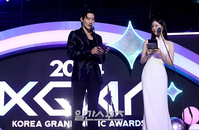 [2024 KGMA] 노상현과 김예원이 16일 인천 중구 운서동 인스파이어 아레나에서 열린 '2024 코리아그랜드뮤직어워즈(KGMA)' 첫째날 아티스트데이에서 시상자로 나와 호흡을 맞추고 있다. 일간스포츠(이데일리M)가 주최하고 KGMA 조직위원회가 주관하는 '2024 KGMA'는 올해 창간 55주년을 맞은 일간스포츠가 대한민국 대중음악계에 새로운 패러다임을 제시하기 위해 새롭게 개최하는 시상식으로 16, 17일 이틀간 펼쳐진다. 영종도(인천)=KGMA특별취재반 /2024.11.16/