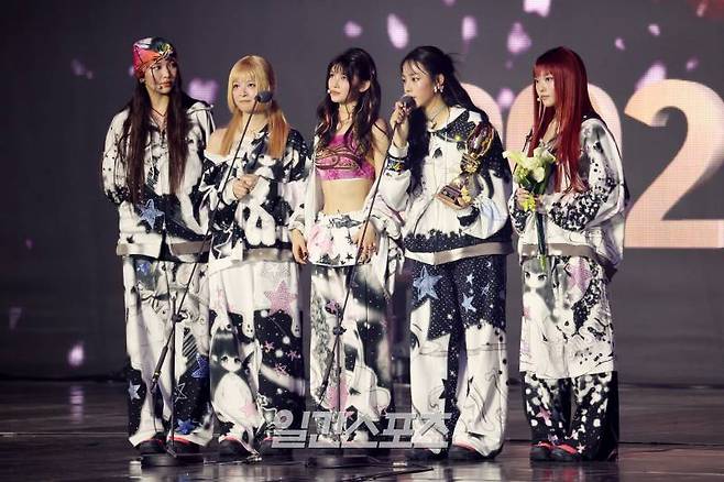 [2024 KGMA] 그룹 뉴진스가 16일 인천 중구 운서동 인스파이어 아레나에서 열린 '2024 코리아그랜드뮤직어워즈(KGMA)' 첫째날 아티스트데이에서 ‘2024 그랜드 아티스트’를 수상하고 수상소감을 밝히고 있다. 일간스포츠(이데일리M)가 주최하고 KGMA 조직위원회가 주관하는 '2024 KGMA'는 올해 창간 55주년을 맞은 일간스포츠가 대한민국 대중음악계에 새로운 패러다임을 제시하기 위해 새롭게 개최하는 시상식으로 16, 17일 이틀간 펼쳐진다. 영종도(인천)=KGMA특별취재반 /2024.11.16/