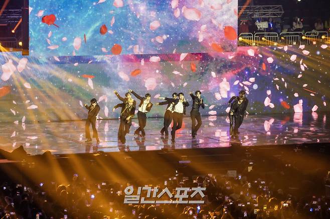 [2024 KGMA] '2024 코리아그랜드뮤직어워즈(KGMA)' 첫째날 행사가 16일 인천 중구 운서동 인스파이어 아레나에서 열렸다.일간스포츠(이데일리M)가 주최하고 KGMA 조직위원회가 주관하는 '2024 KGMA'는 올해 창간 55주년을 맞은 일간스포츠가 대한민국 대중음악계에 새로운 패러다임을 제시하기 위해 새롭게 개최하는 시상식으로 16, 17일 이틀간 펼쳐진다. 제로베이스원이 공연하고 있다. 영종도(인천)=KGMA특별취재반 /2024.11.16/