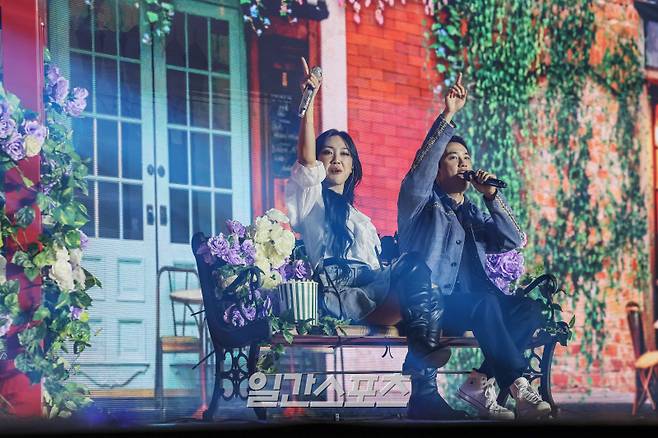 [2024 KGMA] '2024 코리아그랜드뮤직어워즈(KGMA)' 첫째날 행사가 16일 인천 중구 운서동 인스파이어 아레나에서 열렸다.일간스포츠(이데일리M)가 주최하고 KGMA 조직위원회가 주관하는 '2024 KGMA'는 올해 창간 55주년을 맞은 일간스포츠가 대한민국 대중음악계에 새로운 패러다임을 제시하기 위해 새롭게 개최하는 시상식으로 16, 17일 이틀간 펼쳐진다. 도경수(오른쪽)와 이영지가 공연하고 있다. 영종도(인천)=KGMA특별취재반 /2024.11.16/