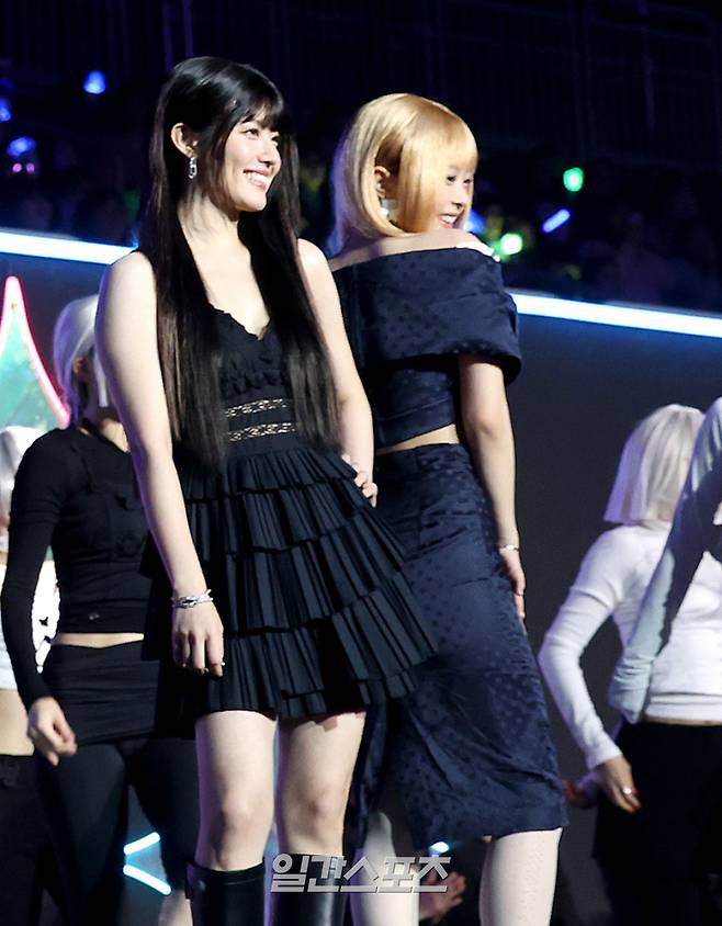 [2024 KGMA] MC를 맡은 배우 남지현과 뉴진스 하니가 16일 인천 중구 운서동 인스파이어 아레나에서 열린 '2024 코리아그랜드뮤직어워즈(KGMA)' 첫째날 아티스트 데이에서 특별무대를 꾸미고 있다. 일간스포츠(이데일리M)가 주최하고 KGMA 조직위원회가 주관하는 '2024 KGMA'는 올해 창간 55주년을 맞은 일간스포츠가 대한민국 대중음악계에 새로운 패러다임을 제시하기 위해 새롭게 개최하는 시상식으로 16, 17일 이틀간 펼쳐진다. 영종도(인천)=KGMA특별취재반 /2024.11.16/