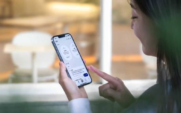 SK텔레콤 홍보모델이 에이닷(A.) 전화 홈화면에서 최근 통화 기록을 확인하고 있다. [사진=SKT]