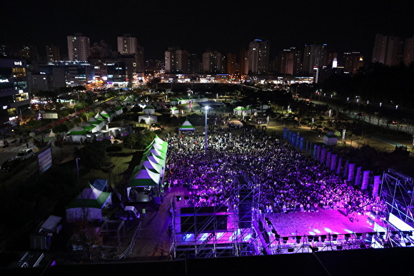 지난 15-17일 전라남도 무안군에서 개최된 '무안YD페스티벌' 주무대 앞에 관객들이 몰려 있다. [사진=무안군]