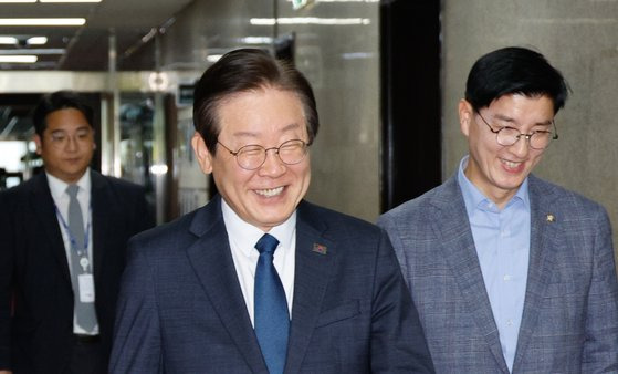 이재명 대표(가운데), 이해식 비서실장(오른쪽)이 서울 여의도 국회에서 당대표실로 향하고 있다. 뉴스1