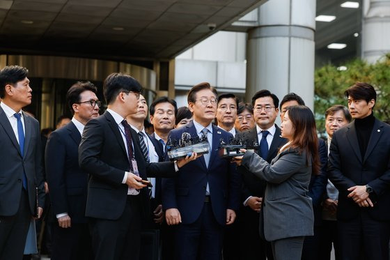 이재명 더불어민주당 대표가 15일 오후 서울중앙지법에서 열린 공직선거법 위반 혐의 관련 1심 선고 공판을 마친 뒤 청사를 나서고 있다. 최기웅 기자