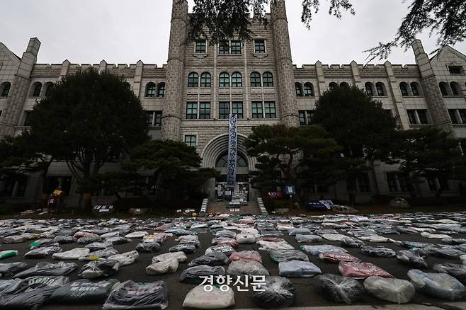 14일 서울 성북구 동덕여자대학교 교정에 학교 측의 남녀공학 전환 논의를 규탄하며 학생들이 벗어둔 점퍼가 놓여 있다. 성동훈 기자