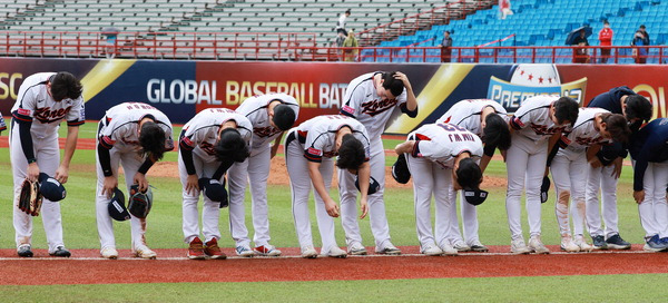 한국 대표팀 선수들이 18일 대만 타이베이 톈무 구장에서 열린 세계야구소프트볼연맹(WBSC) 프리미어12 2024 B조 조별리그 호주와의 경기 후 팬들에게 인사하고 있다. 연합뉴스