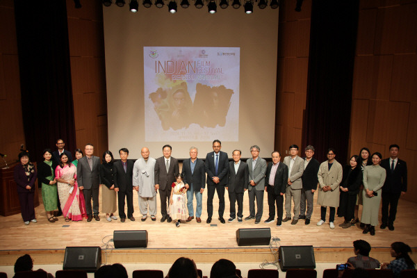 지난 15일 양산 쌍벽루 아트홀에서 열린 제2회 양산 인도 영화제 개막식 장면. 양산 인도영화제 조직위 제공