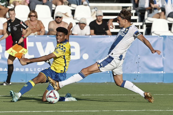 Las Palmas' Marvin Park, left, in action against Sergio Gonzalez of CD Leganes during a La Liga match at Estadio Municipal de Butarque in Leganes, Spain on Aug. 25. [EPA/YONHAP]