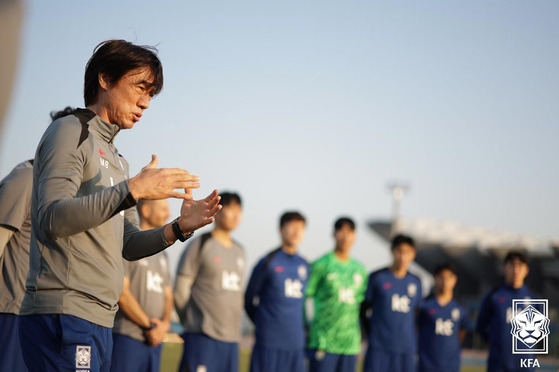 Hong Myung-bo, left, leads a training session at Jaber Al-Ahmad International Stadium on Nov. 16.  [NEWS1]