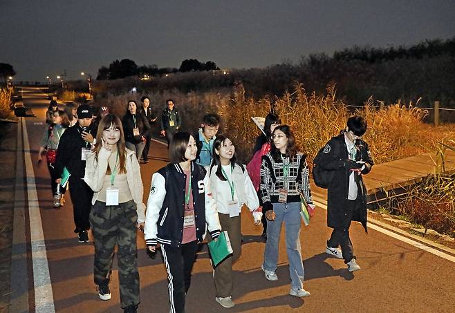 International students from Sungkyunkwan University’s Korean Language Center walk along a trail at Haneul Park in Mapo District, western Seoul, on Thursday. [PARK SANG-MOON]