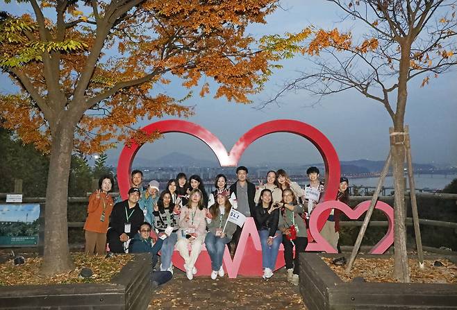 International students from Sungkyunkwan University’s Korean Language Center pose for a photo at Haneul Park in Mapo District, western Seoul, on Thursday. [PARK SANG-MOON]