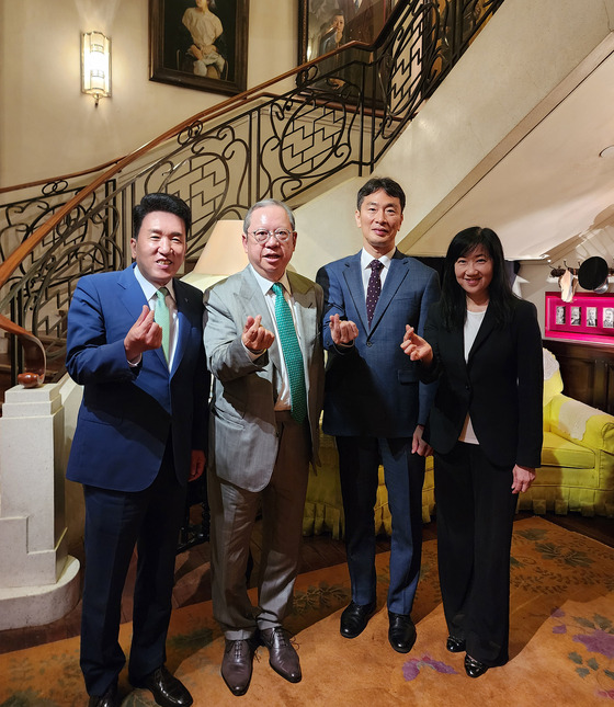 From left: Hana Financial Group Chairman Ham Young-joo, Hong Kong Trade Development Council (HKTDC) Chairman Peter Lam, Financial Supervisory Service Gov. Lee Bok-hyun and HKTDC Executive Director Margaret Fong pose for a photo following a breakfast meeting in Hong Kong on Nov. 13. [HANA FINANCIAL GROUP]