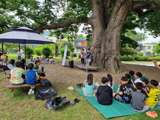 산림청의 2024년 학교숲 우수사례 공모에서 조성 및 활용‧사후관리 분야에서 담양 한재초등학교와 완도 화흥초등학교가 우수상을 수상했다. 한재TREE 재능발표회. 전남도