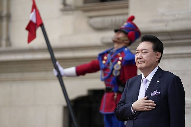 APEC 회의 참석 차 페루 리마에 방문한 윤석열 대통령. [AP = 연합뉴스]