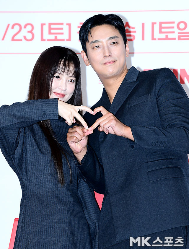 18일 오후 서울 구로구 라마다 신도림 호텔에서 tvN 새 토일드라마 ‘사랑은 외나무다리에서’(이하 ‘사외다’)의 제작발표회가 진행됐다. 이날 제작발표회에는 배우 주지훈, 정유미, 이시우, 김예원과 박준화 감독이 참석했다. / 사진 = 김영구 기자