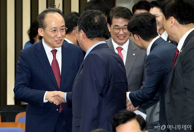 추경호 국민의힘 원내대표와 배준영 원내수석부대표가 14일 오후 서울 여의도 국회에서 열린 의원총회에서 의원들과 인사나누고 있다. 2024.11.14/뉴스1  Copyright (C) 뉴스1. All rights reserved. 무단 전재 및 재배포,  AI학습 이용 금지.