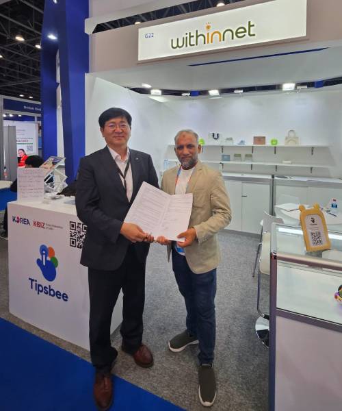 GESS 2024에서 김재윤 위드인넷 대표(사진 왼쪽)와 Qamar Ishfaq MnH Group 대표가 양해각서를 체결하고 기념사진을 찍고 있다/사진제공=위드인넷