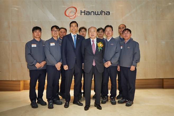김승연 한화그룹 회장이 한화 보은사업장을 방문해 (주)한화 글로벌, 한화에어로스페이스 직원들과 기념사진을 찍고 있다. /사진=한화