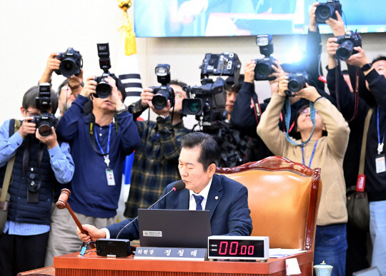 정청래 국회 법제사법위원회위원장이 지난 8일 오전 서울 여의도 국회에서 열린 법사위 전체회의에서 의사봉을 두드리고 있다. 박윤슬 기자