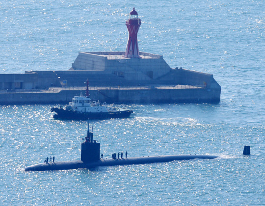 18일 오전 부산작전기지에 미국 해군 로스엔젤레스급 원자력추진잠수함(SSN) 컬럼비아함이 군수품 적재와 승조원 휴식을 위해 부산작전기지에 입항하고 있다. 해군은 컬럼비아함 입항을 계기로 한미 해군 간 함정 방문 등 교류협력을 통해 연합방위태세를 더욱 공고히 할 계획이라고 밝혔다.연합뉴스