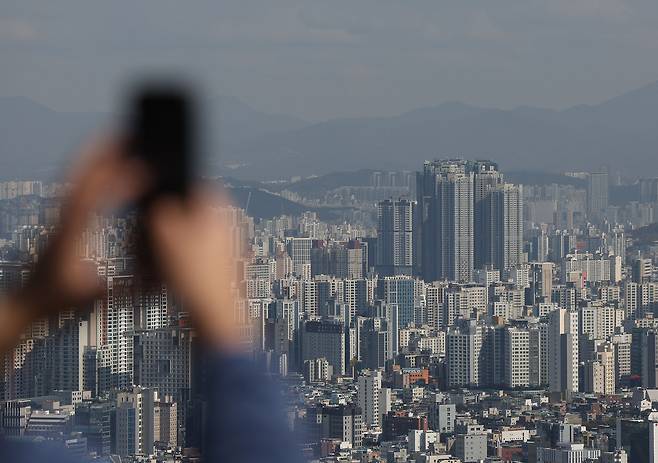 남산에서 바라본 아파트 단지. [연합]