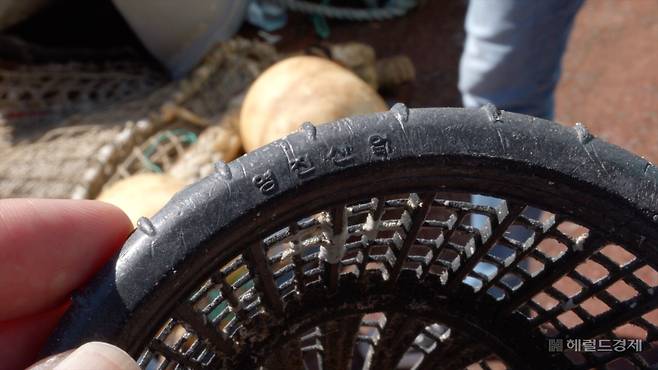 태평양 쓰레기섬에서 수거한 플라스틱 쓰레기에서 한국어가 적혀 있다. [사진 = 안경찬 PD]