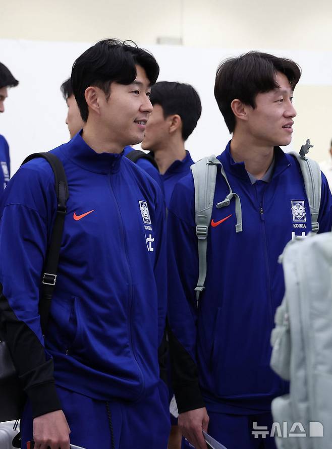 [쿠웨이트시티(쿠웨이트)=뉴시스] 이영환 기자 = 축구 대표팀 주장 손흥민이 17일 오후(현지시각) 쿠웨이트 국제공항에서 요르단으로 출국을 하며 이재성과 대화를 하고 있다.홍명보 감독이 이끄는 축구대표팀은 오는 19일 중립지역인 요르단 암만 국제경기장에서 팔레스타인과 2026 국제축구연맹(FIFA) 북중미 월드컵 아시아 3차 예선 B조 6차전을 치른다.  2024.11.17. 20hwan@newsis.com