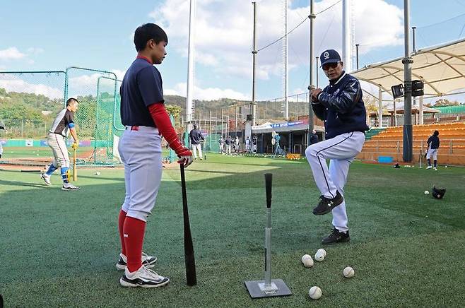 [서울=뉴시스] 한국야구위원회(KBO)가 지난 17일 충북 보은에서 고등학교 2학년 선수들을 대상으로 진행한 '2024 넥스트레벨 트레이닝 6차 캠프를 마무리했다. (사진=KBO 제공) 2024.11.18. *재판매 및 DB 금지