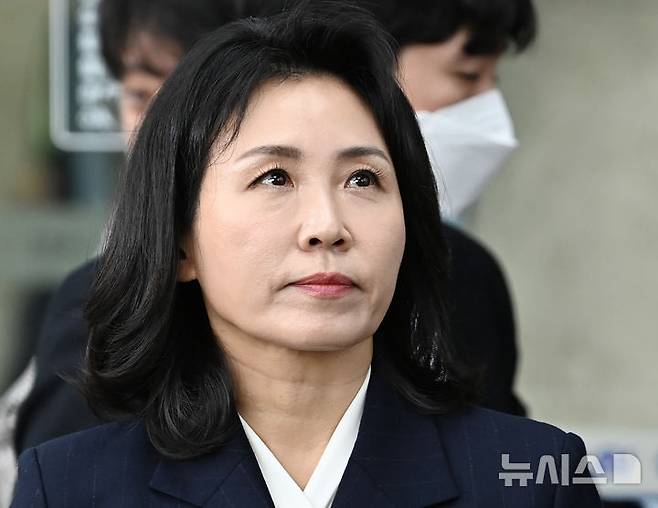 [수원=뉴시스] 김종택기자 = 이재명 더불어민주당 대표의 배우자 김혜경씨가 14일 경기도 수원시 영통구 수원지방법원에서 열린 '공직선거법위반 혐의' 1심 선거 공판을 마친 뒤 법원을 나서고 있다. 2024.11.14. jtk@newsis.com