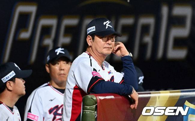 [OSEN=타이베이(대만), 이대선 기자] 14일 오후 대만 타이베이 티엔무야구장에서 세계야구소프트볼연맹(WBSC) 프리미어12 2024 B조 2차전 대한민국과 쿠바의 경기가 열렸다.대한민국은 2차전 선발투수로 곽빈, 쿠바는 리반 모이넬로를 내세웠다.대한민국 류중일 감독이 경기를 준비하고 있다. 2024.11.14 /sunday@osen.co.kr