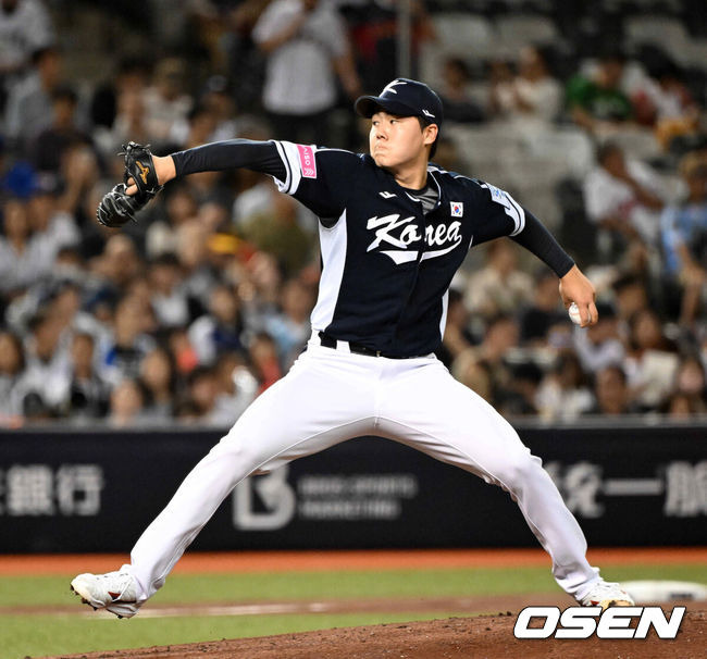 [OSEN=타이베이(대만), 이대선 기자] 15일 오후 대만 타이베이돔에서 세계야구소프트볼연맹(WBSC) 프리미어12 2024 B조 대한민국과 일본의 경기가 열렸다.대한민국은 3차전 선발투수로 최승용, 일본은 다카하시 히로토를 내세웠다.1회말 대한민국 최승용이 역투하고 있다. 2024.11.15 /sunday@osen.co.kr