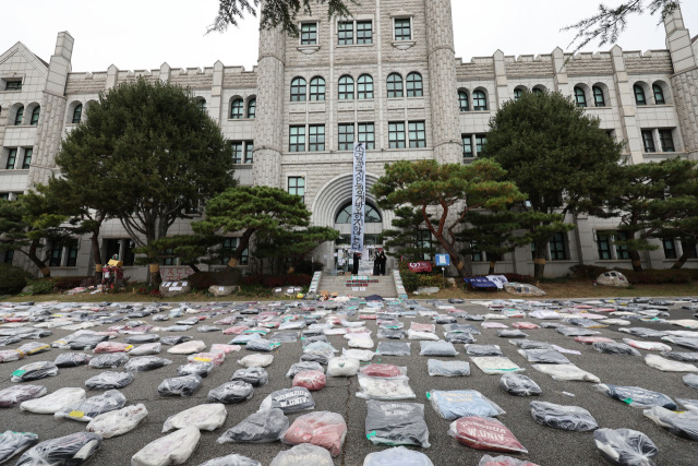 ▲동덕여대가 남녀공학으로 전환하는 방안을 논의한 것으로 알려지면서 시작된 학생들의 반대 시위가 이어지고 있다. 사진은 14일 오전 서울 성북구 동덕여대 모습. ⓒ연합뉴스