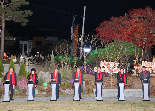 ▲오도장 영양군수가(가운데)군청 앞 솔광장에서 열린 성탄트리에 점등하고 있다 ⓒ영양군청