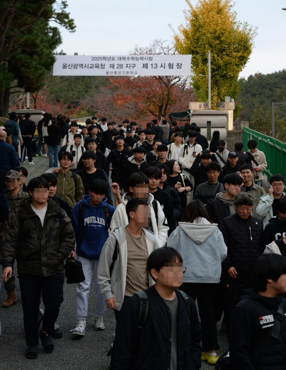 지난 14일 대학수학능력시험을 끝내고 고사장을 나서는 수험생들. 기사와 관련 없음. - 뉴시스