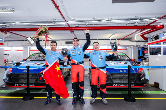 2024 TCR 아시아 드라이버 부문 종합 우승자 장첸동(왼쪽부터), TCR 월드투어 드라이버 부문 종합 우승자 노버트 미첼리즈, TCR 차이나 드라이버 부문 종합 우승자 마틴 카오가 기념 촬영을 하고 있다. 사진 제공=현대차