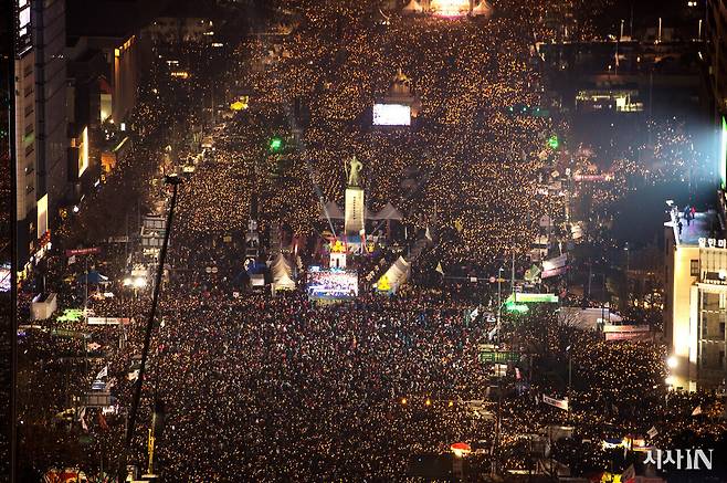 2016년 11월26일 박근혜 대통령 퇴진을 요구하는 촛불집회에 주최 측 추산 약 190만명이 모였다. ⓒ시사IN 신선영