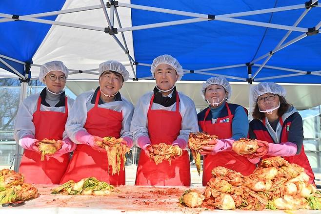 충남도는 18일 도청 북문 야외광장에서 '2024년 여성농업인 이웃사랑 김장나눔' 행사를 열었다. ⓒ충남도 제공